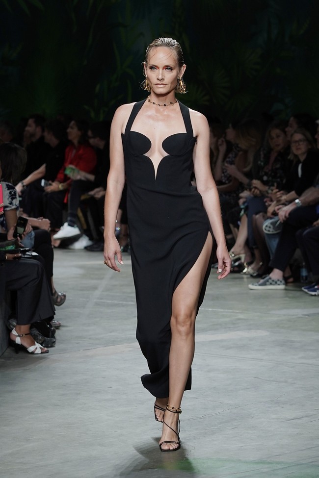 Fashion show koleksi Spring 2020 Versace yang menampilkan busana ala 90-an di Milan Fashion Week 2019, Milan, Italia. Jumat (20/9/2019). Photo by Vittorio Zunino Celotto/Getty Images