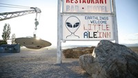 Papan restoran Little ALeInn ini, jadi tempat foto yang tak boleh terlewatkan oleh para wisatawan yang tengah berkunjung ke Nevada.  Foto: Istimewa