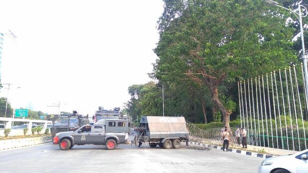 Dua unit watercanon dan kendaraan taktis juga disiagakan.