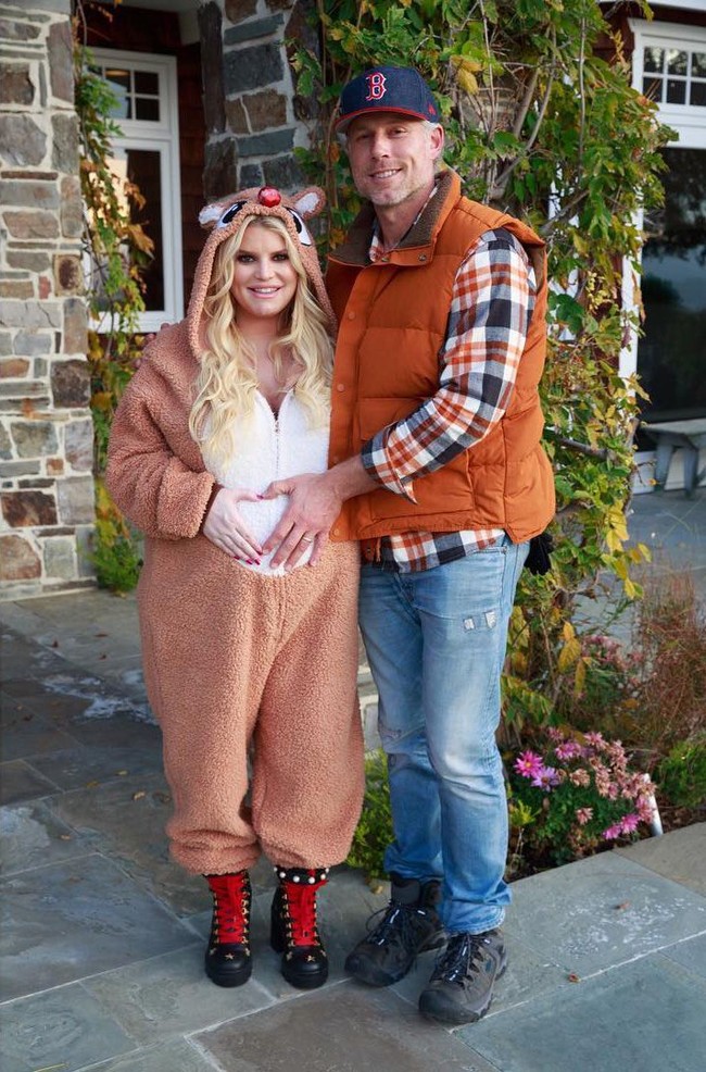 Aku perlahan tapi pasti kembali ke bentuk tubuh sebelum hamil dan kerja sangat keras, tuturnya kepada People. Foto: Instagram/@jessicasimpson