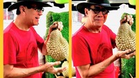 Yasonna ternyata sangat menyukai durian, ini posenya sambil memegang buah durian jenis Musang King. Foto: Instagram @yasonna.laoly