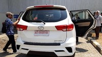 Selain membeli sejumlah unit mobil untuk keperluan di skuadron-skuadron, KSAU Marsekal TNI Yuyu Sutisna pun juga berkesempatan menjajal mobil Esemka.