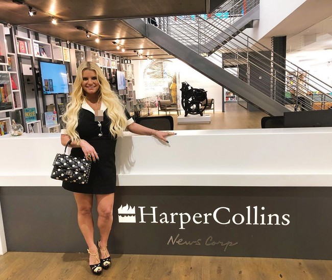 Setiap harinya Jessica akan berjalan sejauh 4 km bersama suami dan anak-anaknya. Dia juga membiasakan makan sehat. Foto: Instagram/@jessicasimpson