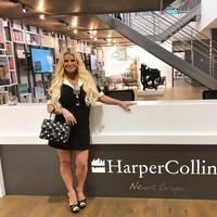 Setiap harinya Jessica akan berjalan sejauh 4 km bersama suami dan anak-anaknya. Dia juga membiasakan makan sehat. Foto: Instagram/@jessicasimpson