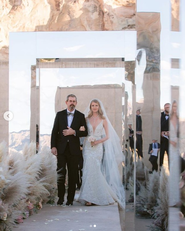 Selain karena perbedaan usia, pernikahan mereka jadi perhatian karena dilangsungkan secara mewah di sebuah resort futuristik di kawasan padang pasir Amangiri. Dilansir Dailymail, DJ Tiësto menyewa lokasi tersebut hanya untuk pengantin dan 90 tamu pernikahannya. Foto: Dok. Instagram/denniskwan