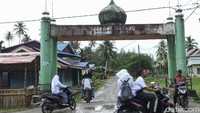 Sebuah gapura bertuliskan selamat datang di lokasi makam TGK. Diujung menjadi penanda lokasi makam salah satu tokoh pemuka agama yang dihormati di pulau tersebut. Tokoh itu bernama Teungku Diujung.