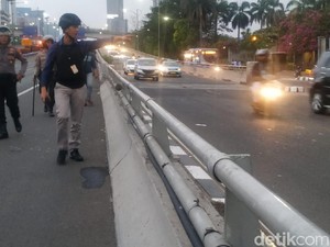 Massa Pelajar Masuk Tol Dalkot Cawang-Semanggi, Lalin Ditutup