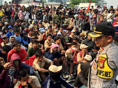 Massa Aksi #STMMelawan Tertahan di Flyover Pejompongan