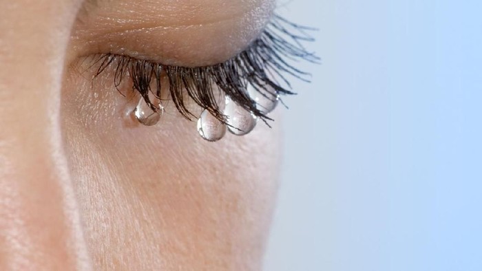 Ilustrasi air mata Womans eye with several teardrops hanging on her eyelashes