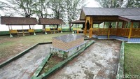 Di area sekitar makam Teungku Diujung nampak terlihat sejumlah bangunan yang berbentuk seperti rumah panggung.