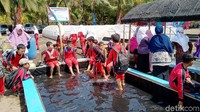 Di kawasan ini juga ada spot melepas lelah. Pengunjung bisa memanjakan kaki dengan merendamnya di kolam air garam. (Foto: Rinto Heksantoro/detikcom)