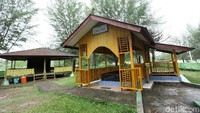 Pulau Simeulue, Aceh, memiliki beragam destinasi wisata menarik dan beragam, mulai dari pantai-pantai yang menawan dengan ombak yang menantang hingga sebuah makam dari salah satu tokoh pemuka agama terkemuka di Pulau Simeulue, menarik untuk didatangi sebagai destinasi wisata religi.