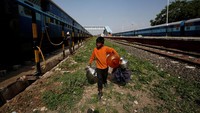 Tak hanya menempuh perjalanan jauh, kadang kondisi kereta yang penuh sesak juga menjadi rintangan tersendiri. Bahkan, peralatan untuk menampung air tidak diperbolehkan masuk gerbong.