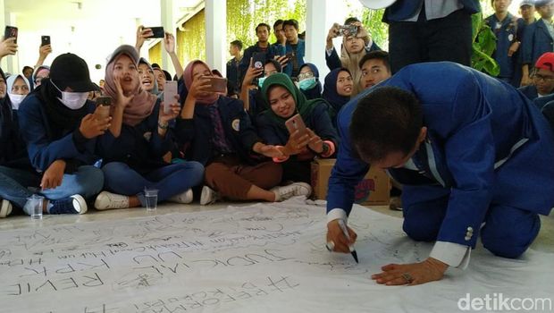 Mahasiswa tanda tangan tolak UU KPK menguntungkan koruptor/