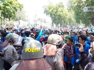 AJI Kecam Aksi Oknum Polisi Hapus Rekaman Wartawan Peliput Demo di Palu