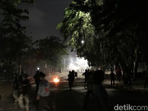 Massa Demo Masih Bertahan, Ini 3 Titik Kerusuhan Malam Ini