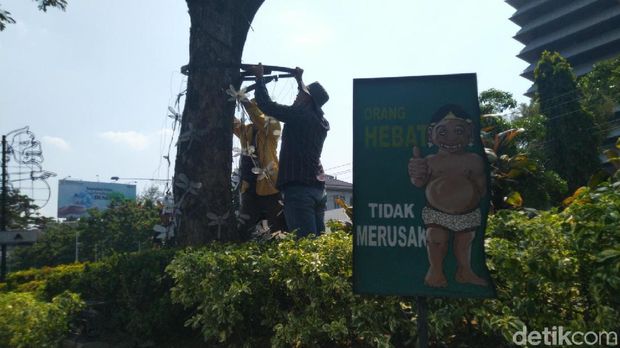 2 Mahasiswa di Semarang Ini Tepati Janji Perbaiki Taman Pasca Demo