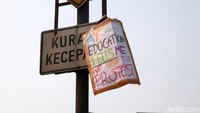 Ada pula poster yang dituliskan dengan menggunakan bahasa Inggris.