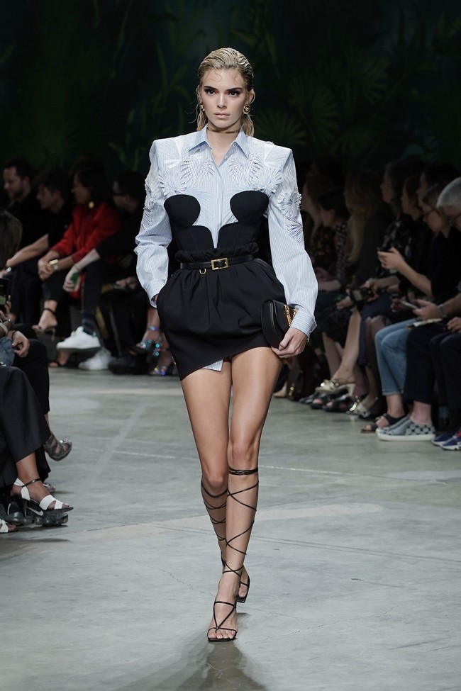 Fashion show koleksi Spring 2020 Versace yang menampilkan busana ala 90-an di Milan Fashion Week 2019, Milan, Italia. Jumat (20/9/2019). Photo by Vittorio Zunino Celotto/Getty Images