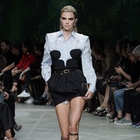 Fashion show koleksi Spring 2020 Versace yang menampilkan busana ala 90-an di Milan Fashion Week 2019, Milan, Italia. Jumat (20/9/2019). Photo by Vittorio Zunino Celotto/Getty Images