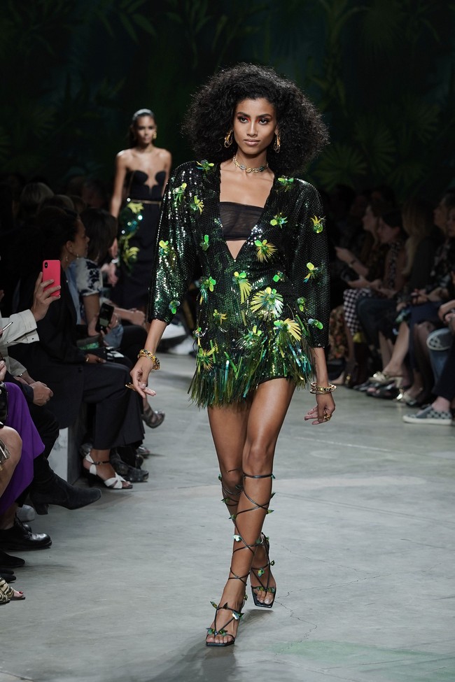 Fashion show koleksi Spring 2020 Versace yang menampilkan busana ala 90-an di Milan Fashion Week 2019, Milan, Italia. Jumat (20/9/2019). Photo by Vittorio Zunino Celotto/Getty Images