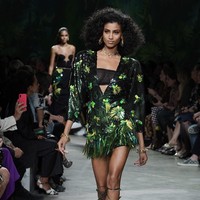 Fashion show koleksi Spring 2020 Versace yang menampilkan busana ala 90-an di Milan Fashion Week 2019, Milan, Italia. Jumat (20/9/2019). Photo by Vittorio Zunino Celotto/Getty Images