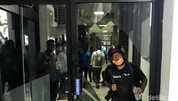 Massa aksi pun mencoba memasuki gedung DPRD Sumatera Barat. Nampak pintu kaca di salah satu bagian gedung pecah dan berhamburan ke lantai.