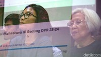 LBH Jakarta memberikan keterangan pers kepada awak media terkait aksi demo mahasiswa yang berlangsung sejak Senin (23/9) hingga Selasa (24/9) kemarin di depan gedung DPR, Jakarta.