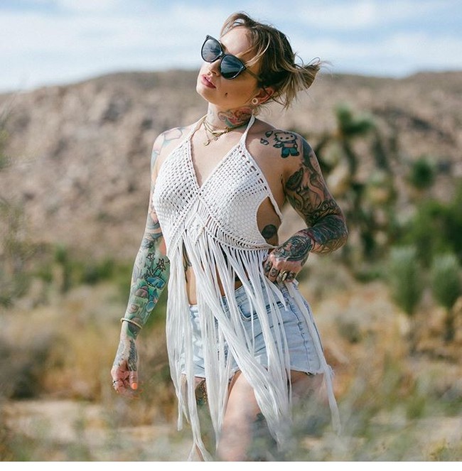 Sosok selebgram dengan jumlah pengikut 616 ribu lebih ini pun mencuri perhatian karena tubuhnya yang dipenuhi dengan tato. Vany mengaku mendapatkan tato pertamanya di usia remaja. Foto: Instagram