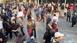 Massa Pelajar Lempari Kompleks DPR