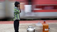 Ketika teman-teman sekelas mereka bermain selepas pulang sekolah, Sakshi Garud yang berusia 9 tahun dan sekelompok anak-anak lainnya justru harus menempuh perjalanan kereta pulang pergi sejauh 14 km ke desa terdekat di kawasan Aurangabad untuk mendapatkan air.