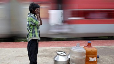 Perjuangan Bocah di India Tempuh 14 Km untuk Dapatkan Air