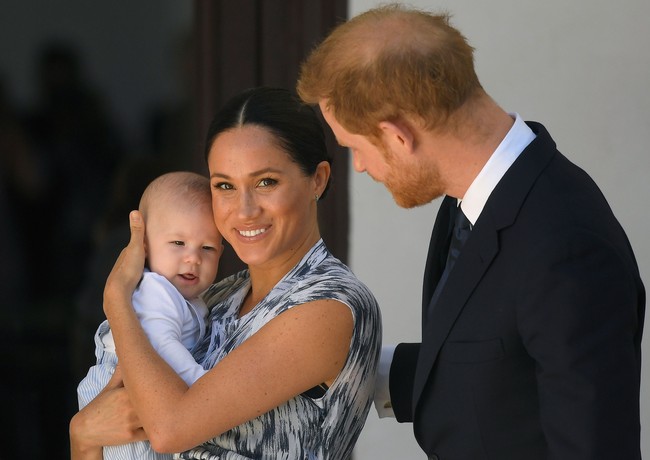 Archie Harrison menyapa dunia lagi. Setelah penampilan perdananya Mei lalu, putra pertama Pangeran Harry dan Meghan Markle kembali muncul di hadapan publik. Kali ini, Archie ikut eksis bersama orangtuanya dalam rangkaian tur Afrika. (Foto: Toby Melville - Pool/Getty Images)