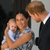 Archie Harrison menyapa dunia lagi. Setelah penampilan perdananya Mei lalu, putra pertama Pangeran Harry dan Meghan Markle kembali muncul di hadapan publik. Kali ini, Archie ikut eksis bersama orangtuanya dalam rangkaian tur Afrika. (Foto: Toby Melville - Pool/Getty Images)