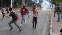 Aksi mereka dibalas dengan tembakan gas air mata.