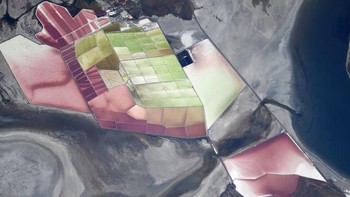 ISS mengorbit di ketinggian 400 km. Astronot Christina Koch yang bertugas di sana berbagi foto Bumi yang cantik dari langit (Christina Koch/Twitter)