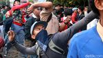 Melihat Lagi Momen Pelajar STM Hujani Gedung DPR dengan Batu