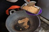 Sangrai beras ketan yang telah direndam 10 menit (Randy/detikcom)