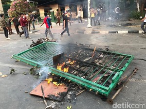 Aksi Massa Putih Abu-abu, 2 Motor dan Pagar Pembatas Rel Hangus