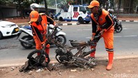 Aksi demo mahasiswa di depan gedung DPR pada Selasa (24/9/2019) diwarnai kericuhan. Tak hanya pos polisi, kendaraan roda dua turut jadi korban aksi tersebut.