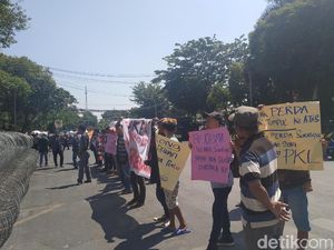 Tolak Relokasi, PKL Jalan Anggrek Demo di Gedung DPRD Surabaya