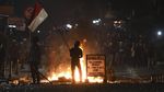 Bubarkan Massa, Polisi Tembakkan Gas Air Mata