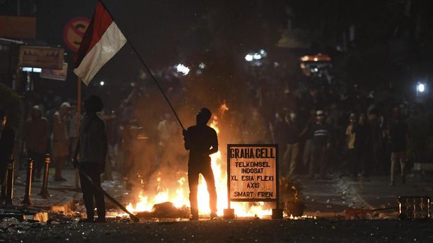 Massa membakar benda dan menolak bubar