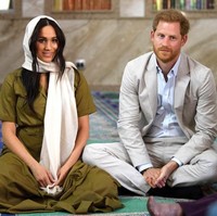 Meghan Markle dan Pangeran Harry saat ini tengah melakukan tur kerajaan ke Afrika Selatan. Pada Selasa (24/9/2019), Meghan dan Pangeran Harru berkunjung ke masjid pertama dan tertua di Afrika Selatan. Meghan pun tampil cantik berkerudung.  Foto: Getty Images