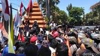 Mereka juga mendesak pemerintah mengusut tuntas permasalahan karhutla dan memfasilitasi masyarakat yang terdampak.