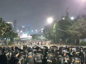 Makin Malam Makin Meluas, Massa Ricuh Lempari Polisi di Dekat JCC