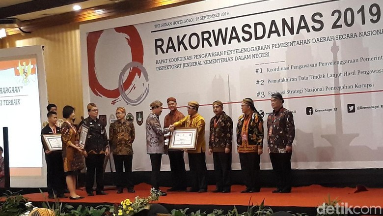 Kemendagri Beri Penghargaan Pengawasan Terbaik untuk 5 Pemprov Kemendagri Beri Penghargaan Pengawasan Terbaik untuk 5 Pemprov