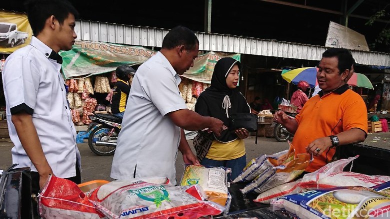 Bulog Gelar Operasi Pasar Stabilkan Harga di Tulungagung Bulog Gelar Operasi Pasar Stabilkan Harga di Tulungagung