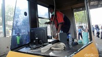 Fasilitas di gardu tol juga mulai diperbaiki.