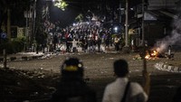 Massa melakukan perlawanan saat bentrokan di kawasan Palmerah, Jakarta, Rabu (25/9/2019). ANTARA FOTO/Dhemas Reviyanto.
